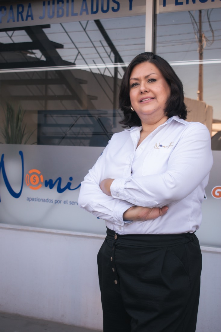 Integrante del equipo Nomik afuera de la oficina
