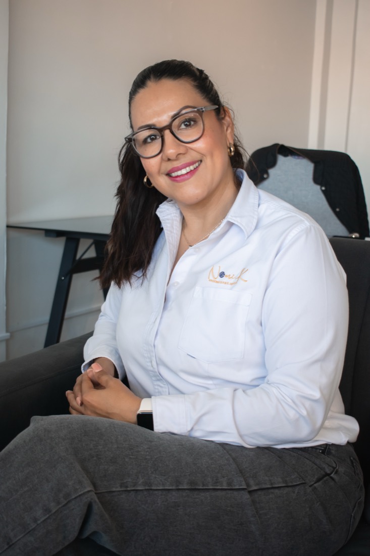 Integrante del equipo Nomik en oficina