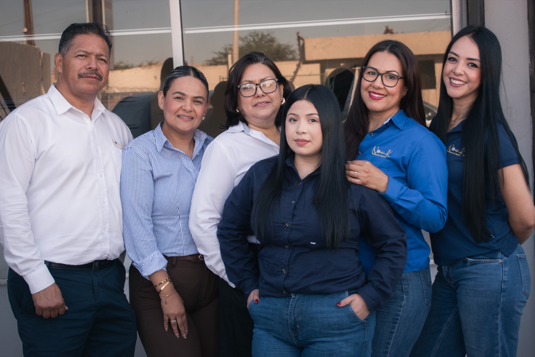 Equipo de asesores de Nomik afuera de una de sus oficinas